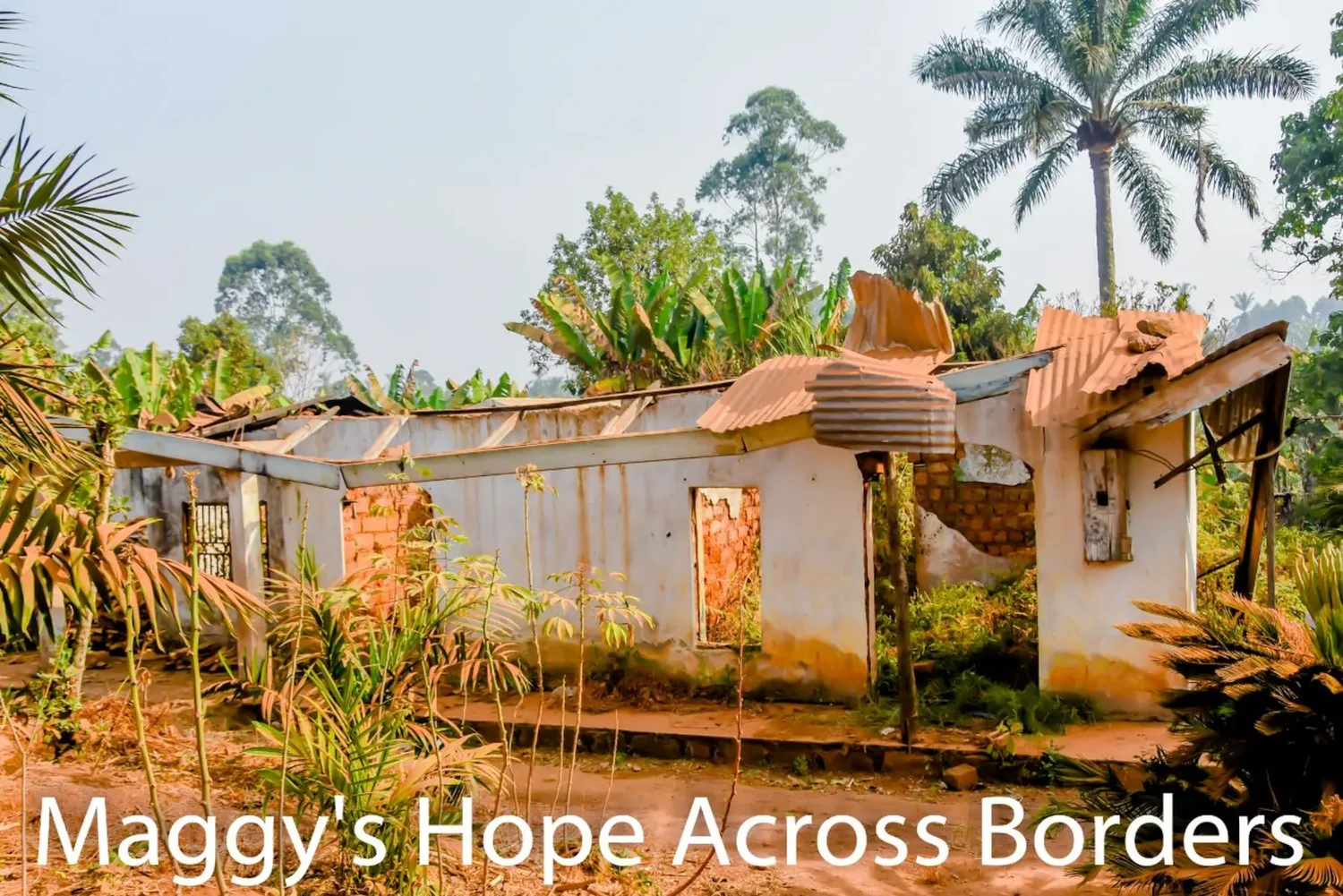 Maggy's Hope across borders – Bildungseinrichtung – Menschen in einheitlichen grünen T-Shirts, die mit den Aktivitäten der Organisation in Verbindung stehen. Maggy's Hope – Grenzenübergreifende Bildungseinrichtung – Kinder spielen