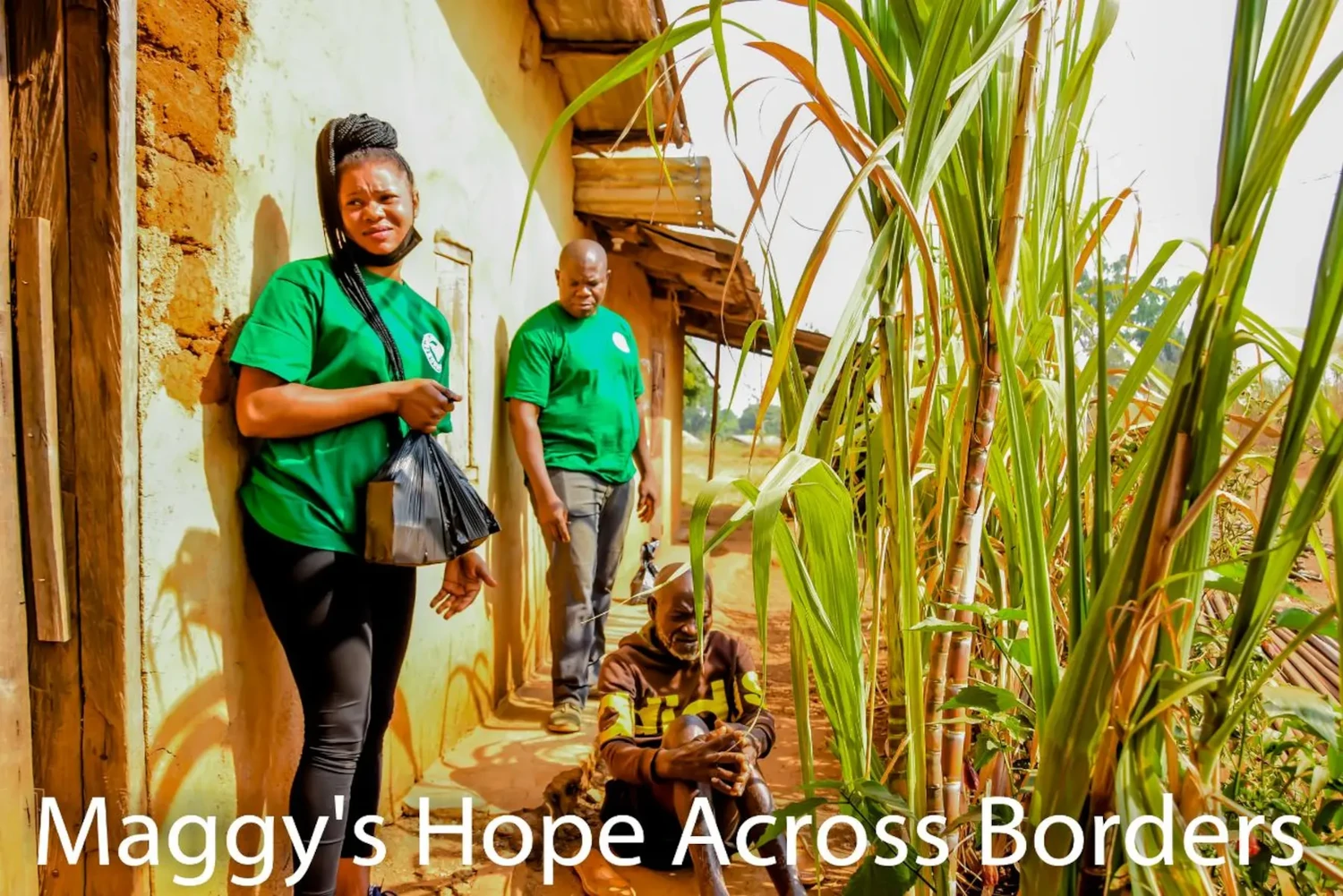 Maggy's Hope across borders – Bildungseinrichtung – Menschen in einheitlichen grünen T-Shirts, die mit den Aktivitäten der Organisation in Verbindung stehen. Maggy's Hope – Grenzenübergreifende Bildungseinrichtung – Kinder spielen