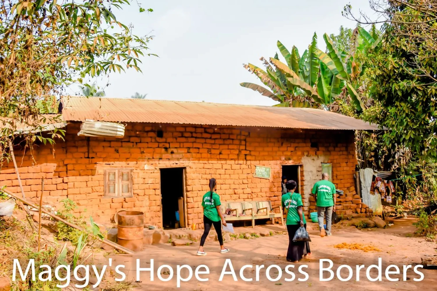 Maggy's Hope across borders – Bildungseinrichtung – Menschen in einheitlichen grünen T-Shirts, die mit den Aktivitäten der Organisation in Verbindung stehen. Maggy's Hope – Grenzenübergreifende Bildungseinrichtung – Kinder spielen