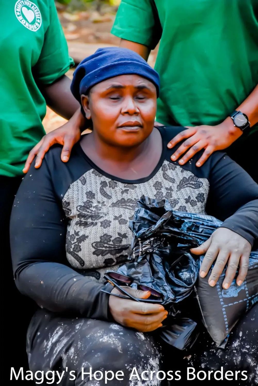 Maggy's Hope across borders – Bildungseinrichtung – Menschen in einheitlichen grünen T-Shirts, die mit den Aktivitäten der Organisation in Verbindung stehen. Maggy's Hope – Grenzenübergreifende Bildungseinrichtung – Kinder spielen