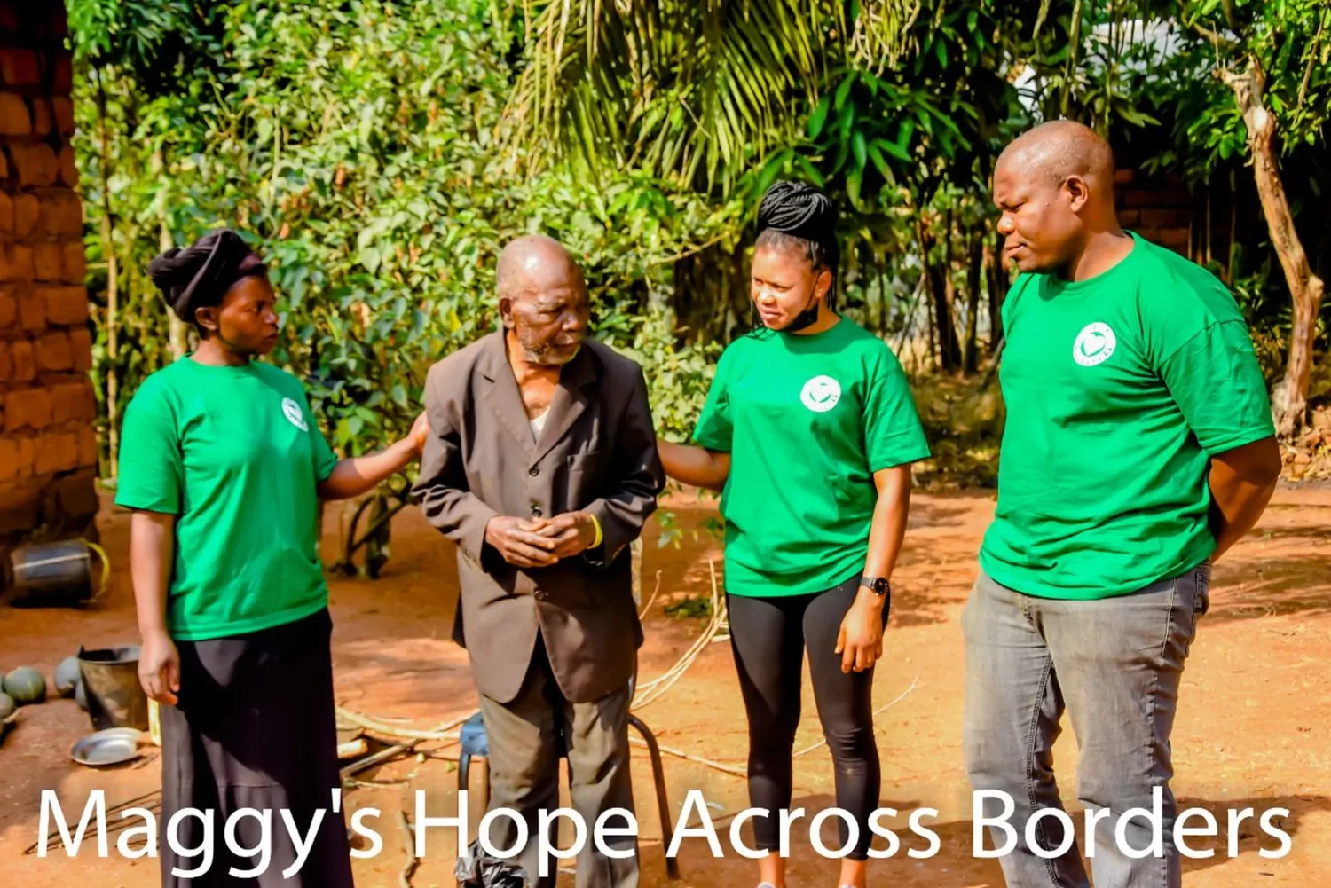 Maggy's Hope across borders – Bildungseinrichtung – Menschen in einheitlichen grünen T-Shirts, die mit den Aktivitäten der Organisation in Verbindung stehen. Maggy's Hope – Grenzenübergreifende Bildungseinrichtung – Kinder spielen