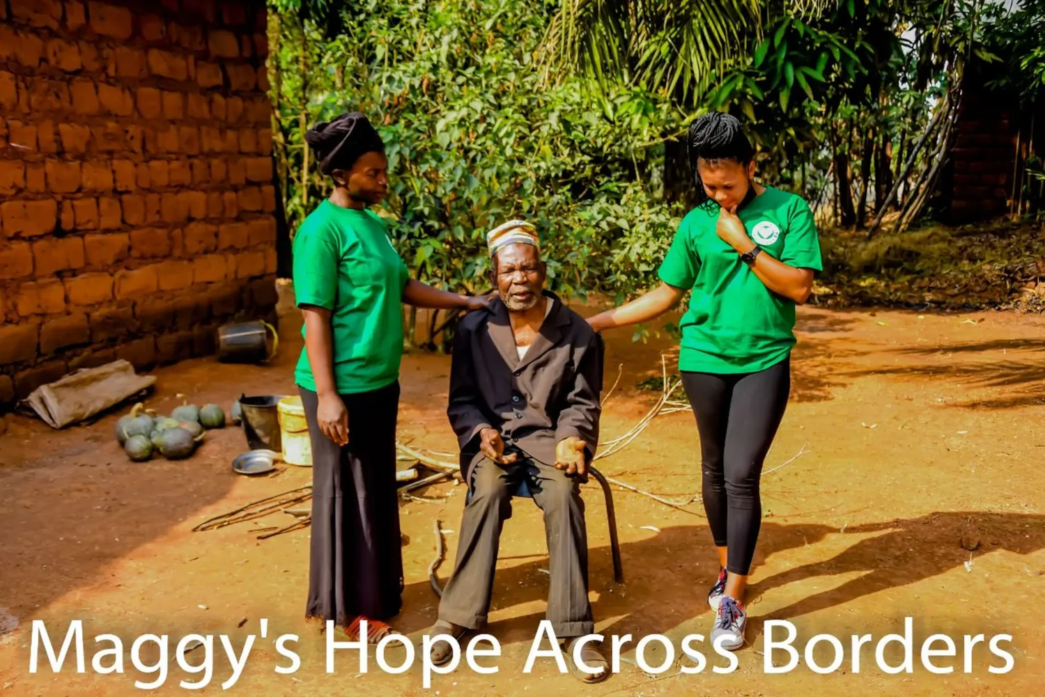Maggy's Hope across borders – Bildungseinrichtung – Menschen in einheitlichen grünen T-Shirts, die mit den Aktivitäten der Organisation in Verbindung stehen. Maggy's Hope – Grenzenübergreifende Bildungseinrichtung – Kinder spielen