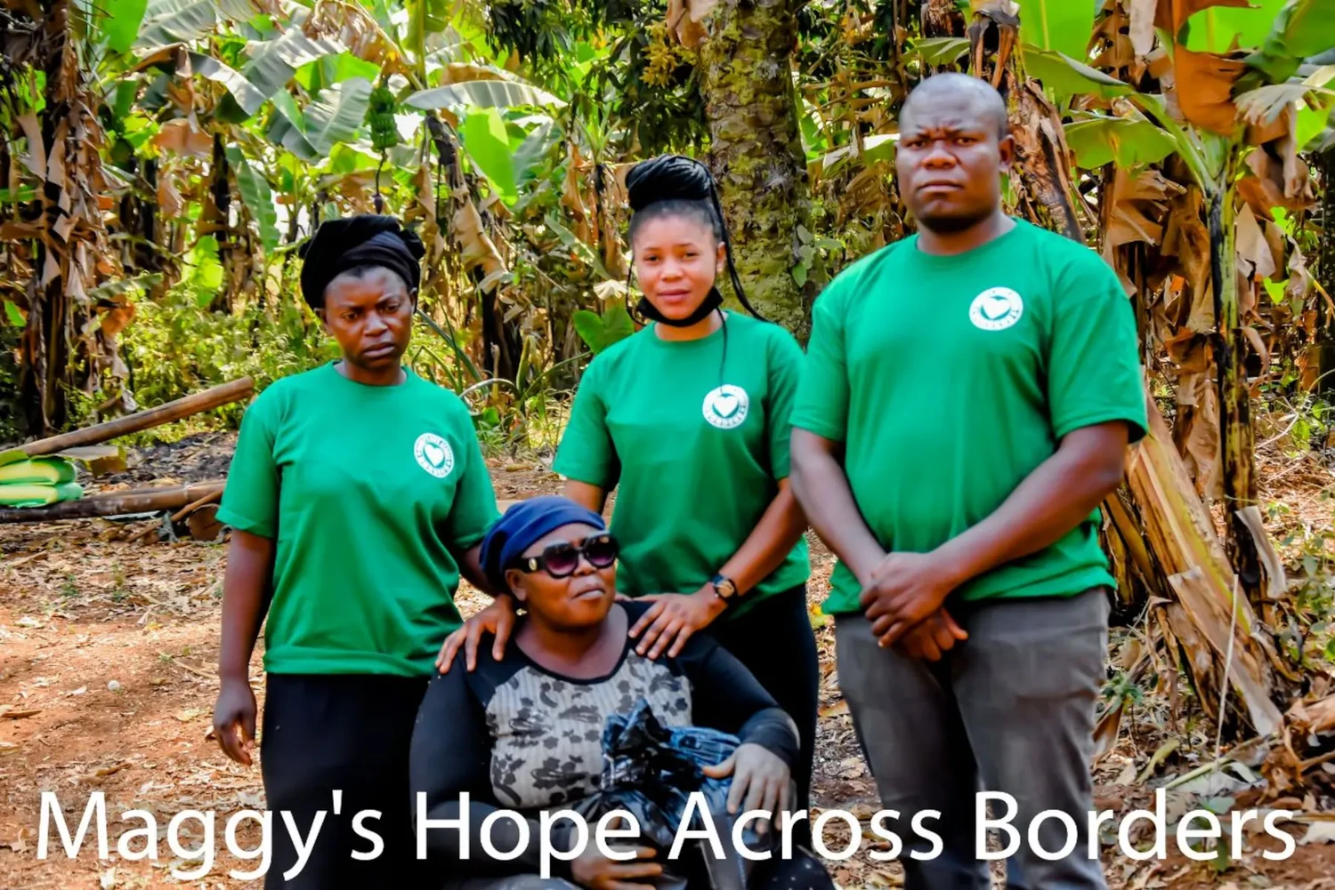 Maggy's Hope across borders – Bildungseinrichtung – Menschen in einheitlichen grünen T-Shirts, die mit den Aktivitäten der Organisation in Verbindung stehen. Maggy's Hope – Grenzenübergreifende Bildungseinrichtung – Kinder spielen