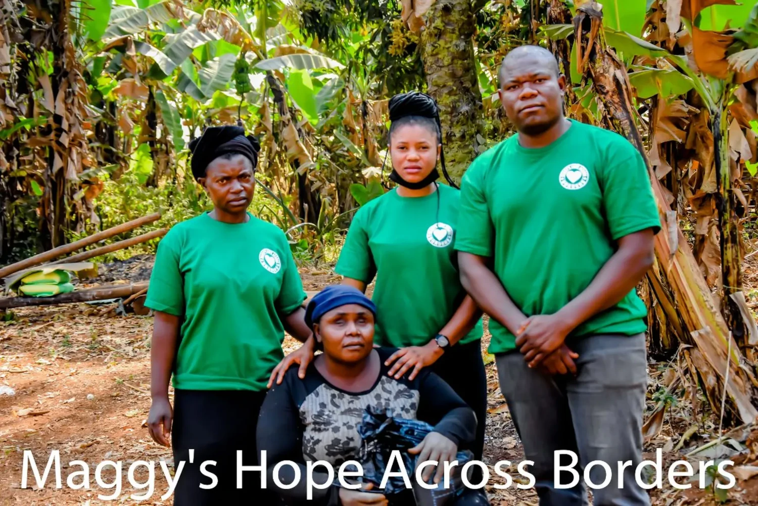 Maggy's Hope across borders – Bildungseinrichtung – Menschen in einheitlichen grünen T-Shirts, die mit den Aktivitäten der Organisation in Verbindung stehen. Maggy's Hope – Grenzenübergreifende Bildungseinrichtung – Kinder spielen