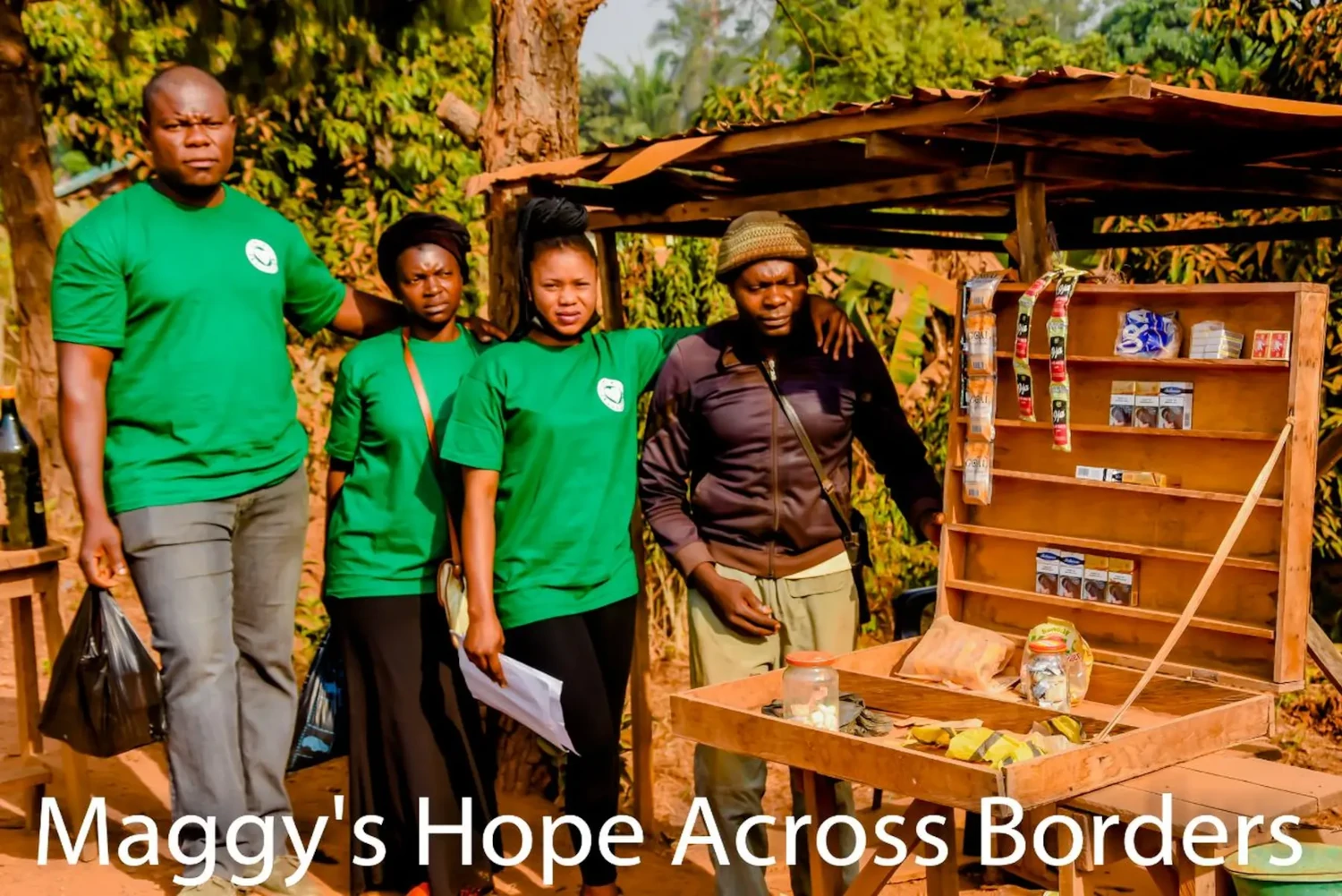Maggy's Hope across borders – Bildungseinrichtung – Menschen in einheitlichen grünen T-Shirts, die mit den Aktivitäten der Organisation in Verbindung stehen. Maggy's Hope – Grenzenübergreifende Bildungseinrichtung – Kinder spielen