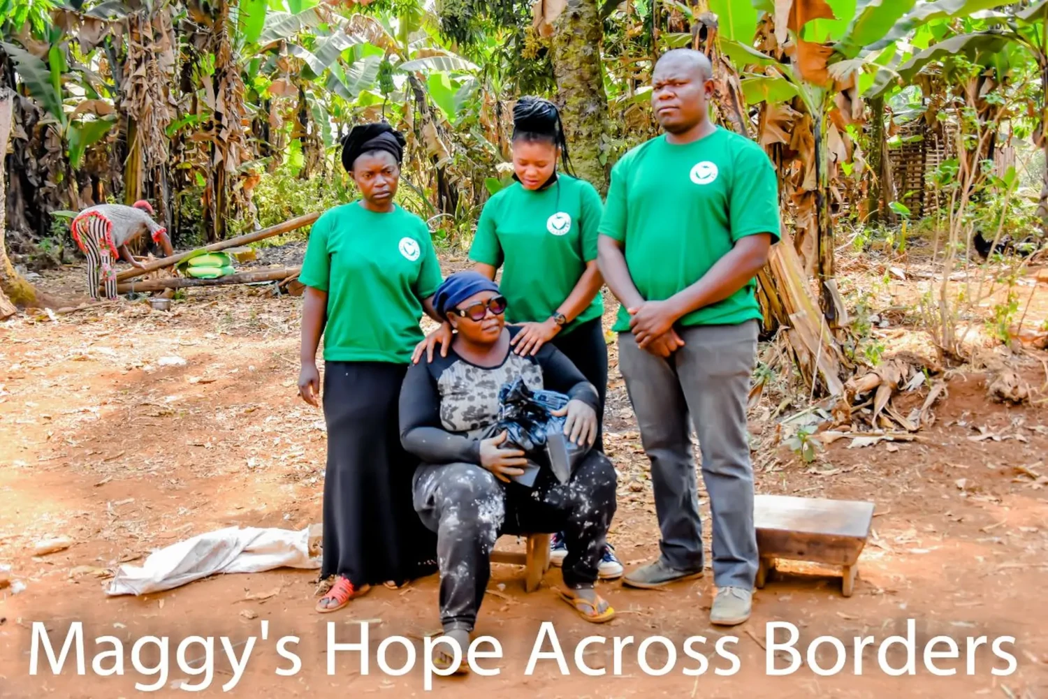 Maggy's Hope across borders – Bildungseinrichtung – Menschen in einheitlichen grünen T-Shirts, die mit den Aktivitäten der Organisation in Verbindung stehen. Maggy's Hope – Grenzenübergreifende Bildungseinrichtung – Kinder spielen