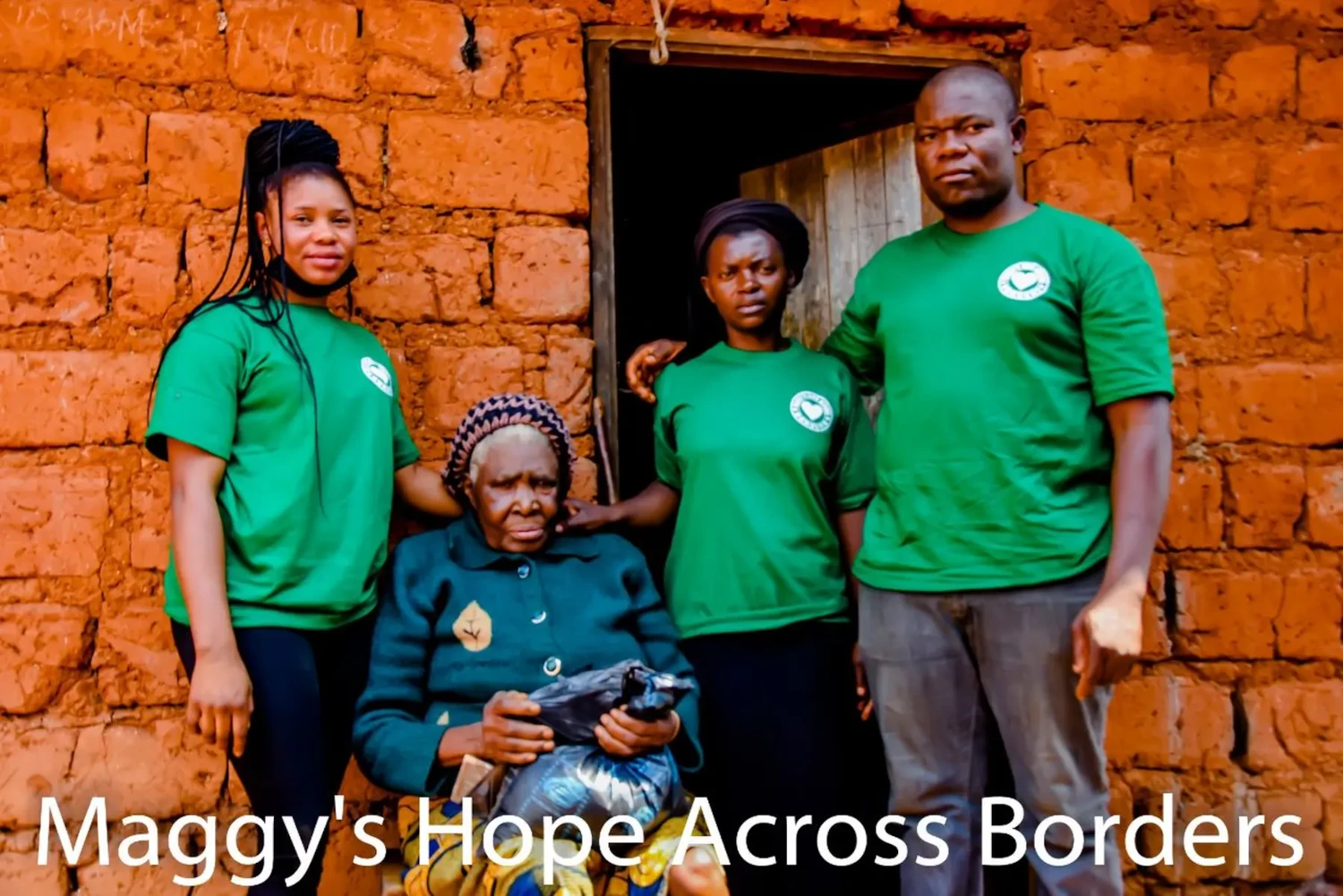 Maggy's Hope across borders – Bildungseinrichtung – Menschen in einheitlichen grünen T-Shirts, die mit den Aktivitäten der Organisation in Verbindung stehen. Maggy's Hope – Grenzenübergreifende Bildungseinrichtung – Kinder spielen