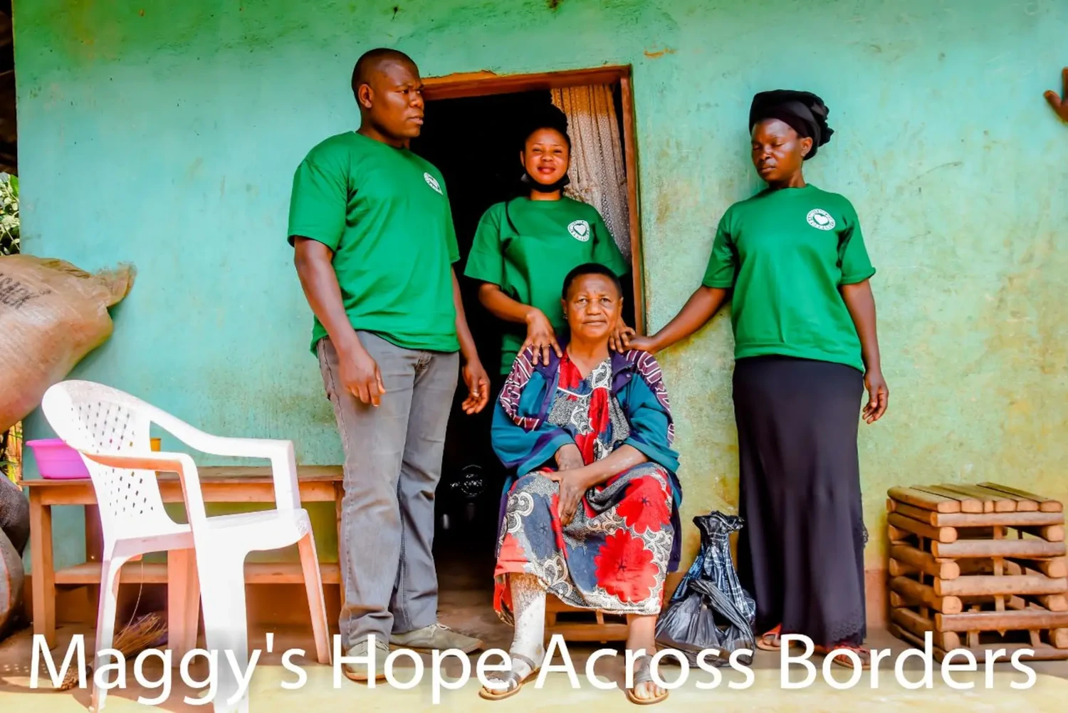 Maggy's Hope across borders – Bildungseinrichtung – Menschen in einheitlichen grünen T-Shirts, die mit den Aktivitäten der Organisation in Verbindung stehen. Maggy's Hope – Grenzenübergreifende Bildungseinrichtung – Kinder spielen