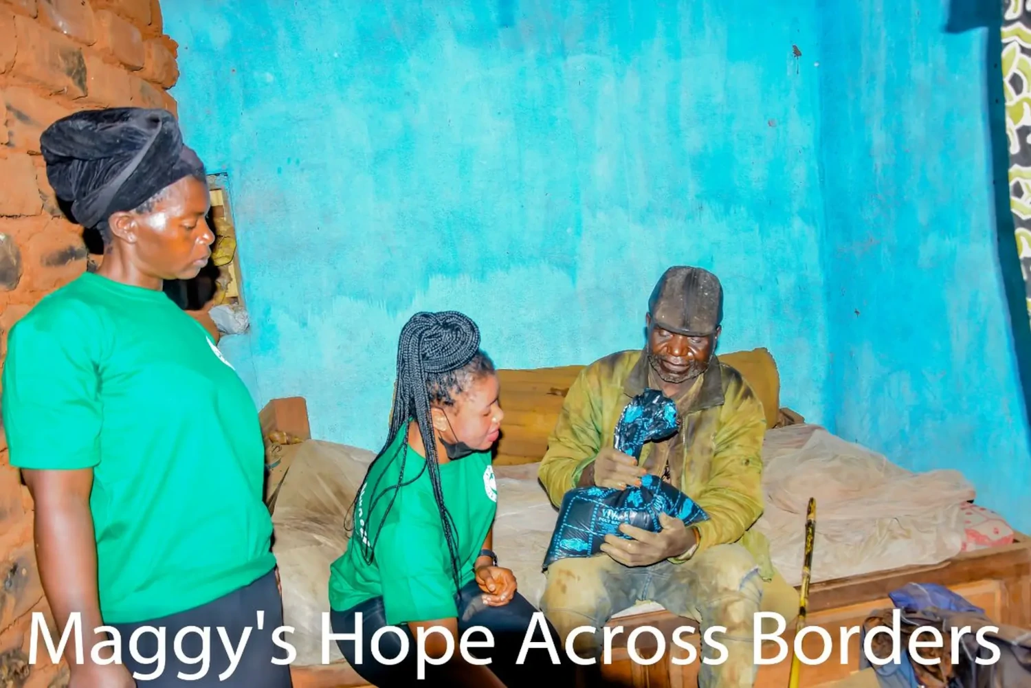 Maggy's Hope across borders – Bildungseinrichtung – Menschen in einheitlichen grünen T-Shirts, die mit den Aktivitäten der Organisation in Verbindung stehen. Maggy's Hope – Grenzenübergreifende Bildungseinrichtung – Kinder spielen