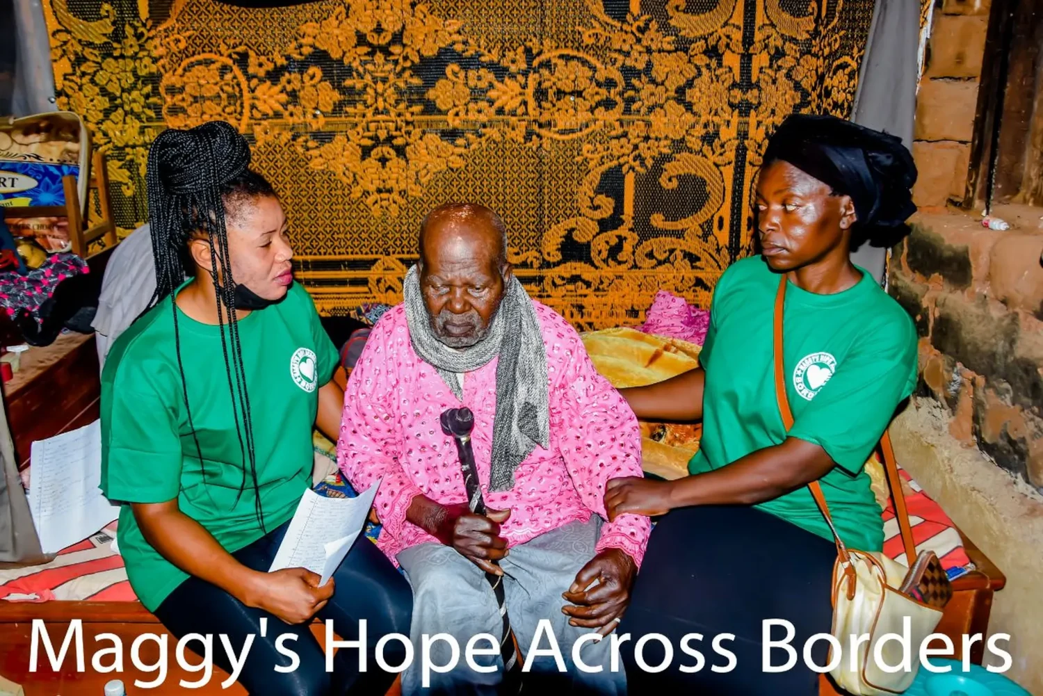 Maggy's Hope across borders – Bildungseinrichtung – Menschen in einheitlichen grünen T-Shirts, die mit den Aktivitäten der Organisation in Verbindung stehen. Maggy's Hope – Grenzenübergreifende Bildungseinrichtung – Kinder spielen
